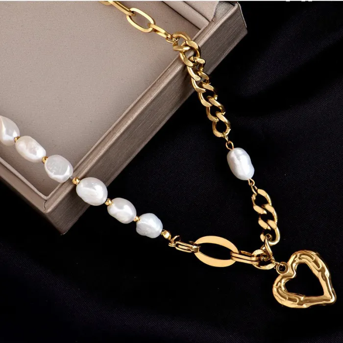 Minimalist Retro Metal Heart Pearl Necklace for Women | Elegant Stainless Steel Clavicle Chain