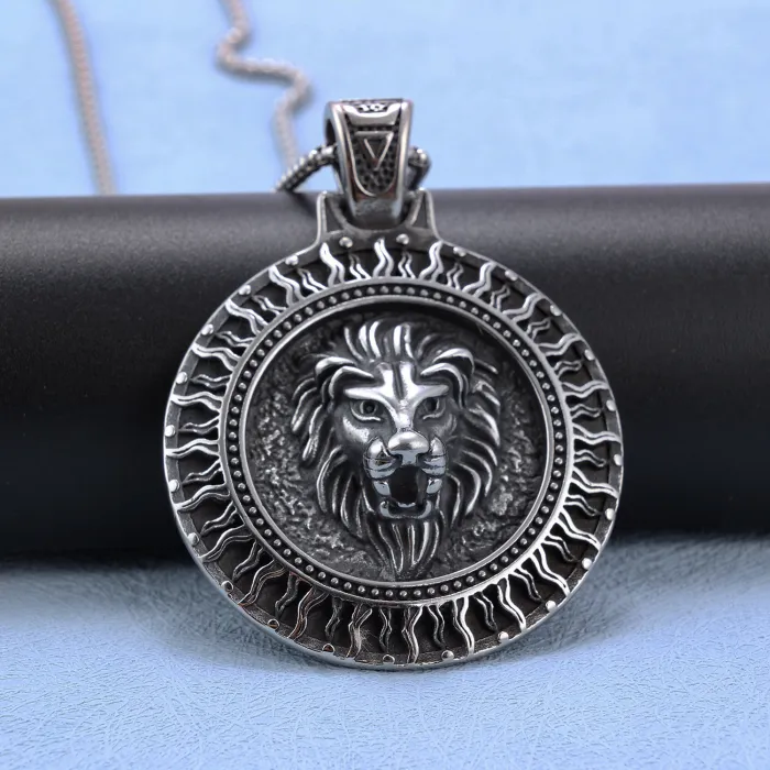 Viking Lion Head Medallion Pendant – Round Stainless Steel Necklace for Men, Bold Norse Totem Jewelry Wholesale