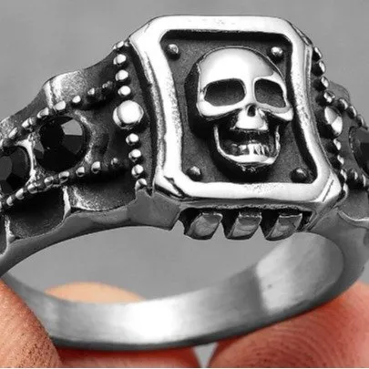Black Diamond Skull Ring – Gothic Statement Band in Retro Style | Bulk Jewelry Supplier for Resellers