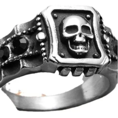 Black Diamond Skull Ring – Gothic Statement Band in Retro Style | Bulk Jewelry Supplier for Resellers