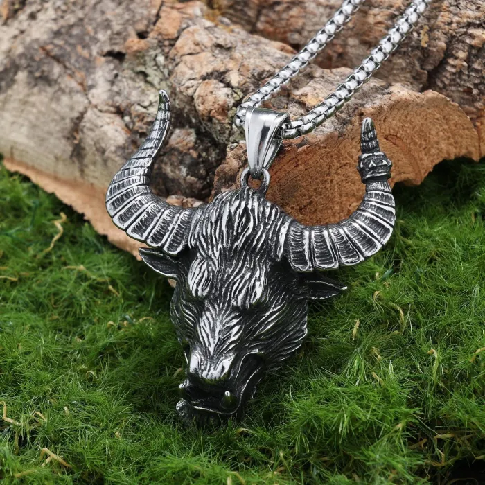 Bull Head Pendant Necklace – Hip-Hop Vintage Titanium Steel Accessory for Men