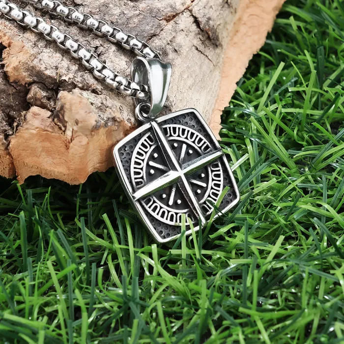 Vintage Compass Pendant – Minimalist Lightweight Stainless Steel Necklace