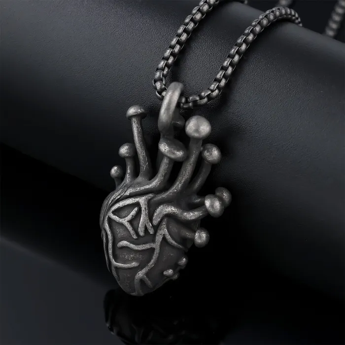 Vintage Sacred Heart Pendant Necklace Wholesale – Distressed Anatomical Heart Design for Trendy Street Style | Factory Supply, Dropshipping Available