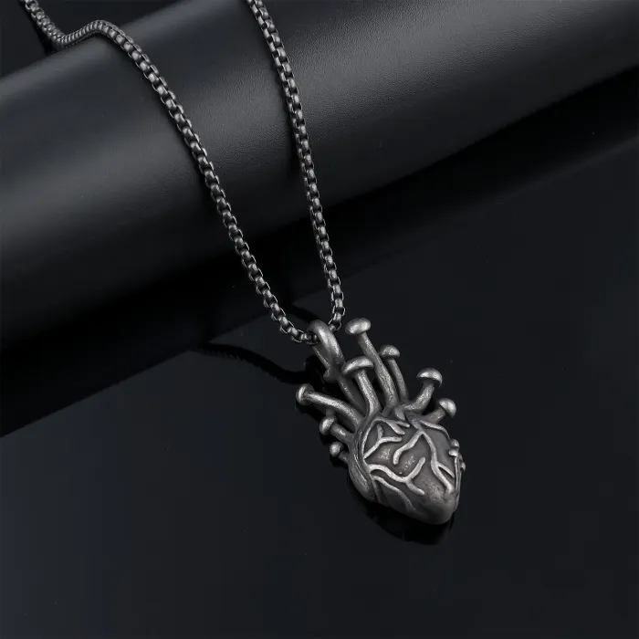 Vintage Sacred Heart Pendant Necklace Wholesale – Distressed Anatomical Heart Design for Trendy Street Style | Factory Supply, Dropshipping Available