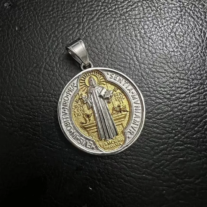 Wholesale Saint Benedict Pendant Necklace – HIPHOP Gold-Plated Titanium Steel Exorcism Medal | Faith Jewelry Supplier