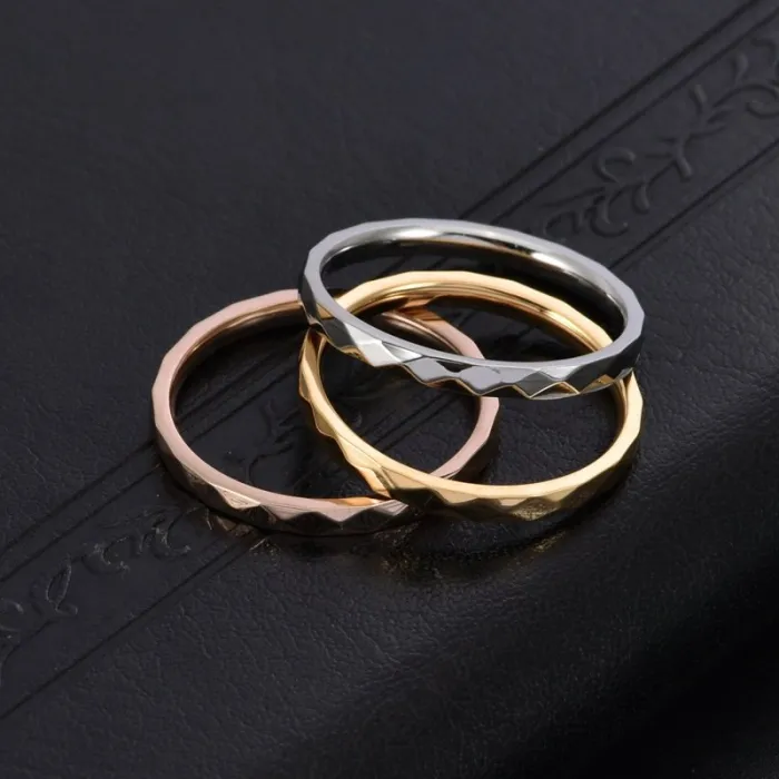 Wholesale 18K Gold Stainless Steel Ring – Narrow Diamond Pattern Women’s Jewelry Factory Price